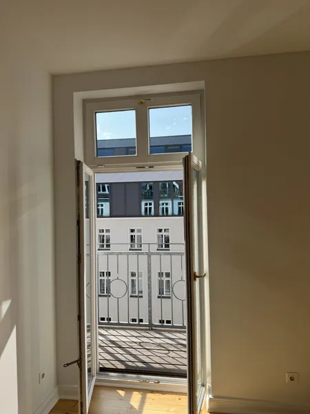 Helle und gut geschnittene 2-Raumwohnung mit Balkon nahe Torstraße ab sofort — photo 1